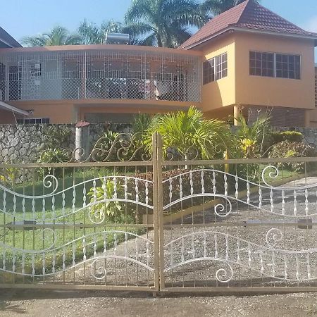 Chaudhry Holiday House Montego Bay Esterno foto