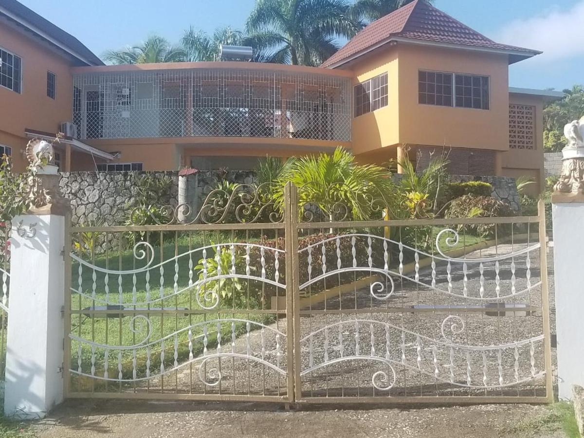 Chaudhry Holiday House Montego Bay Esterno foto