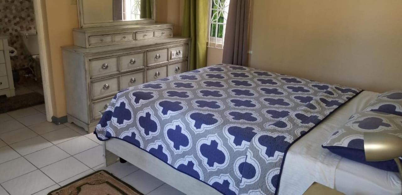 Chaudhry Holiday House Montego Bay Esterno foto