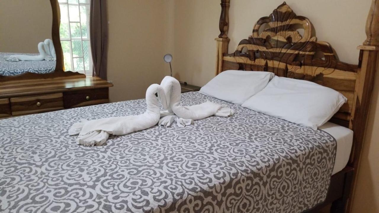 Chaudhry Holiday House Montego Bay Esterno foto