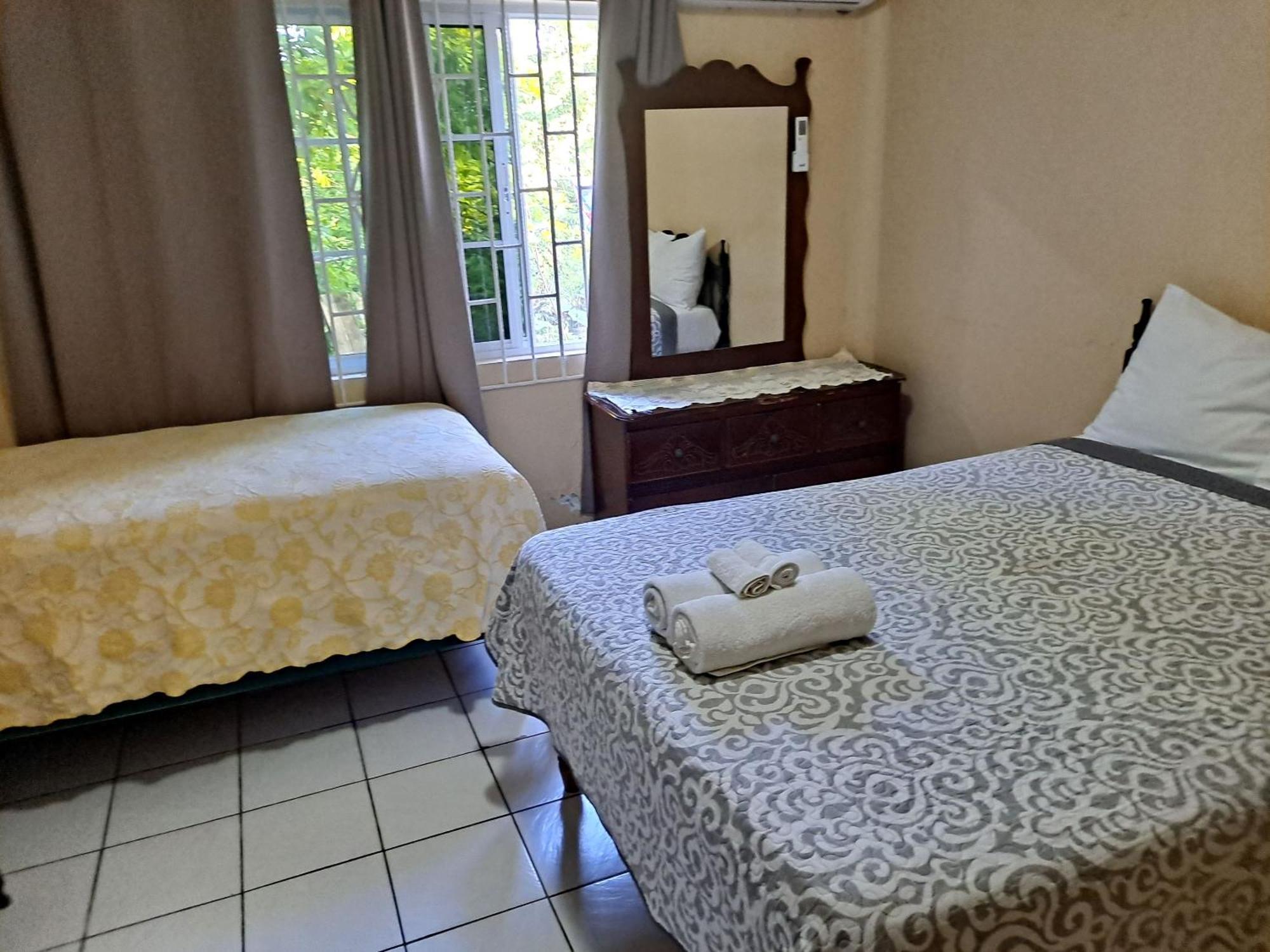 Chaudhry Holiday House Montego Bay Esterno foto